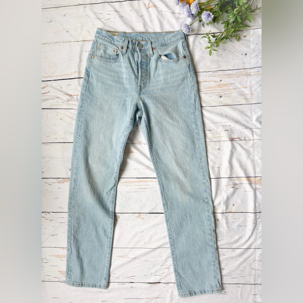 Levi’s 501 Original Fit light wash jeans